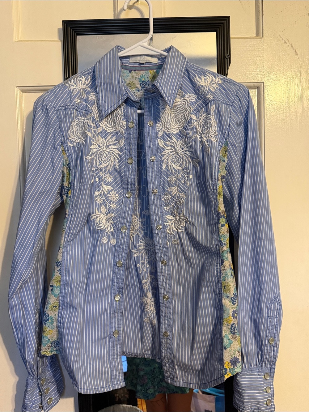 3J Johnny Was Embroidered Western Snap Shirt Size Small